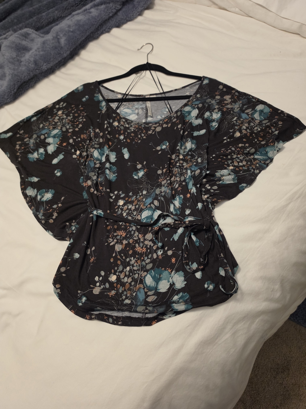 LC Black Floral Batwing Sleeve Top Sz L - Worn Once
